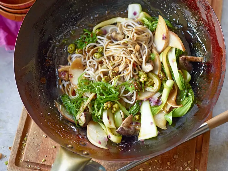 Asiatische Nudelpfanne mit Wakame, Shiitake und Pak Choi