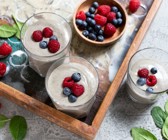 Beeriger Tofu-Proteinshake mit Mango