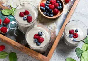 Beeriger Tofu-Proteinshake mit Mango