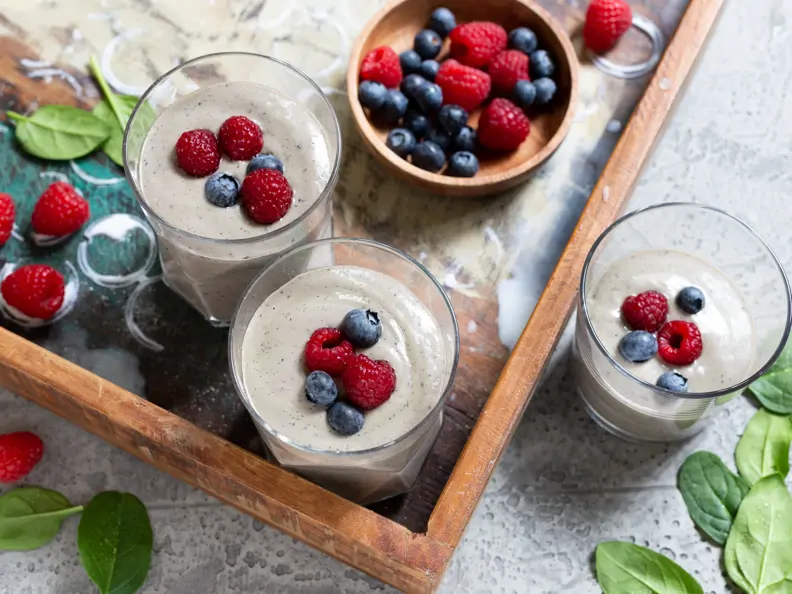 Beeriger Tofu-Proteinshake mit Mango
