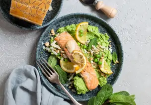 Zitronen-Lachs auf Grana-Padano-Erbsenpüree