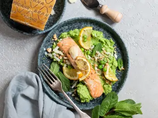 Zitronen-Lachs auf Grana-Padano-Erbsenpüree
