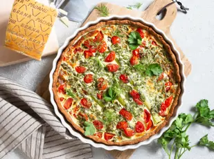 Grana-Padano-Quiche mit grünem Spargel und Kräutern