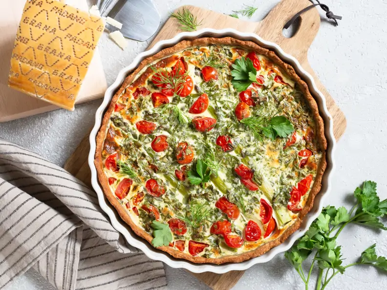 Grana-Padano-Quiche mit grünem Spargel und Kräutern