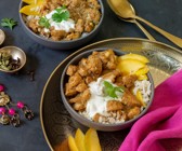 Hähnchen-Blumenkohl-Korma mit Mango-Reis und Koriander