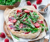 Pizza mit Spargel und Erdbeeren