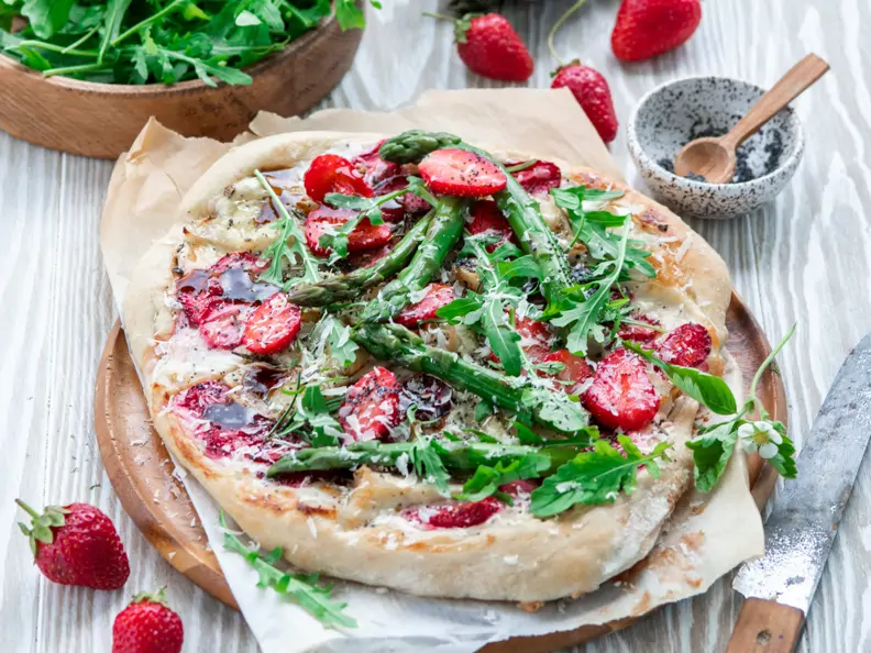 Pizza mit Spargel und Erdbeeren