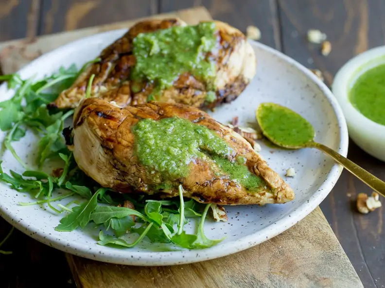 Gegrilltes Balsamicohähnchen mit Pekannuss-Pesto