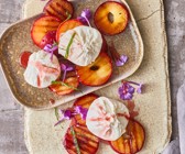 Frischkäsebällchen mit gegrillten Pflaumen und Zitronengras