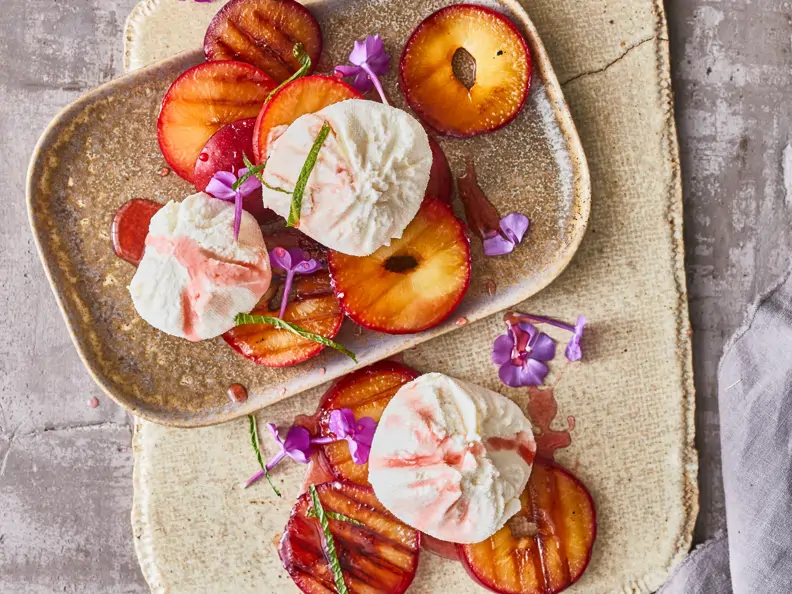 Frischkäsebällchen mit gegrillten Pflaumen und Zitronengras