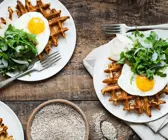 Belgische Waffeln mit Spiegelei und Rucola