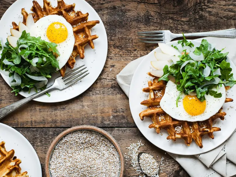 Belgische Waffeln mit Spiegelei und Rucola