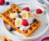 High-Protein-Waffeln mit Kokoscreme