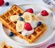 High-Protein-Waffeln mit Kokoscreme
