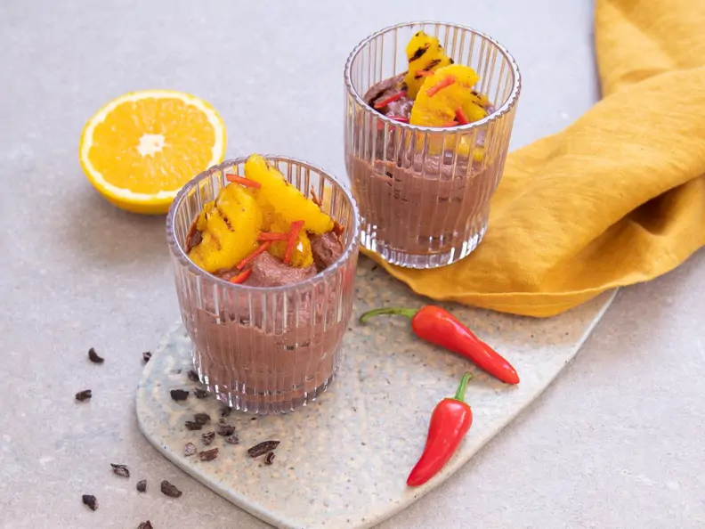 Chili-Schokoladenmousse mit gegrillten Orangen