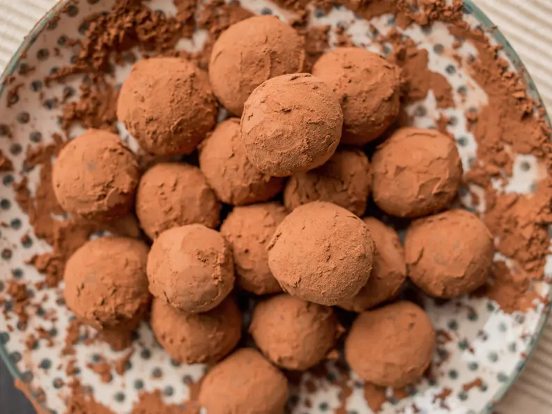 Vegane Schokopralinen mit Kakaohülle