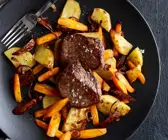 Rindersteaks auf Ofengemüse mit Datteln