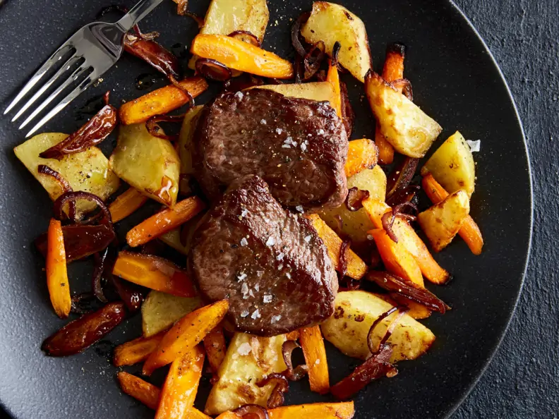 Rindersteaks auf Ofengemüse mit Datteln