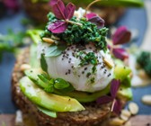 Brot mit Avocado und Ei