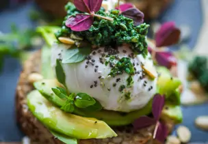 Brot mit Avocado und Ei