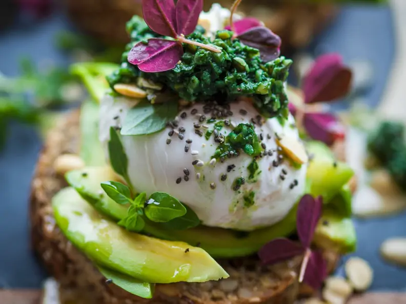 Brot mit Avocado und Ei