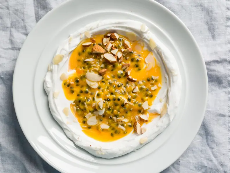 Skyr-Bowl mit Maracujasauce