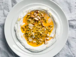 Skyr-Bowl mit Maracujasauce