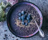 Smoothie-Bowl mit Blaubeeren