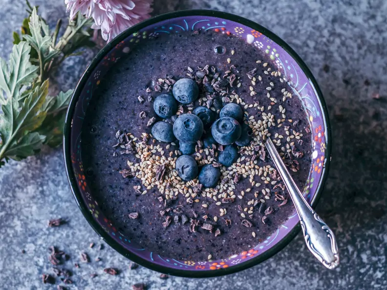 Smoothie-Bowl mit Blaubeeren