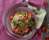Glasnudelsalat mit gebratenen Garnelen und Erdbeeren