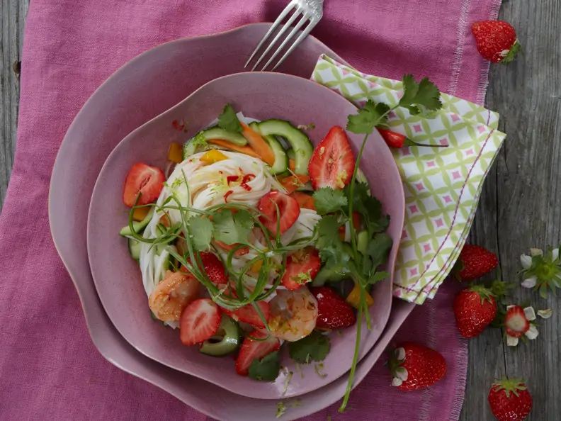 Glasnudelsalat mit gebratenen Garnelen und Erdbeeren