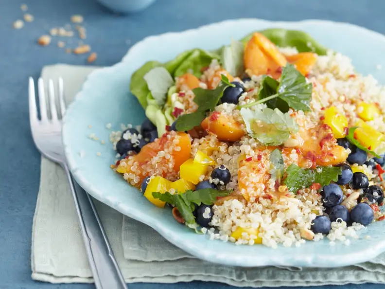 Fruchtiger Quinoasalat mit Blaubeeren und Paprika