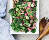 Thai-Steak-Salat mit Kräutern und Zwiebeln