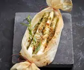 Weißer Spargel im Pergamentpapier
