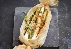 Weißer Spargel im Pergamentpapier
