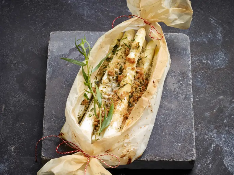 Weißer Spargel im Pergamentpapier