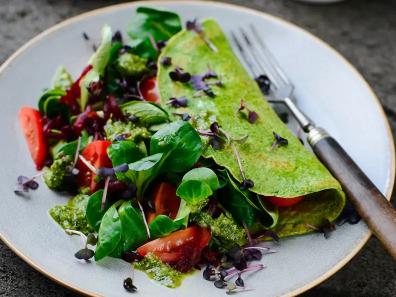 Spinat-Omelett mit Pesto