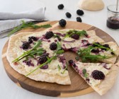Brombeer-Ziegenkäse-Pizza