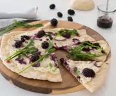 Brombeer-Ziegenkäse-Pizza
