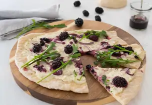 Brombeer-Ziegenkäse-Pizza