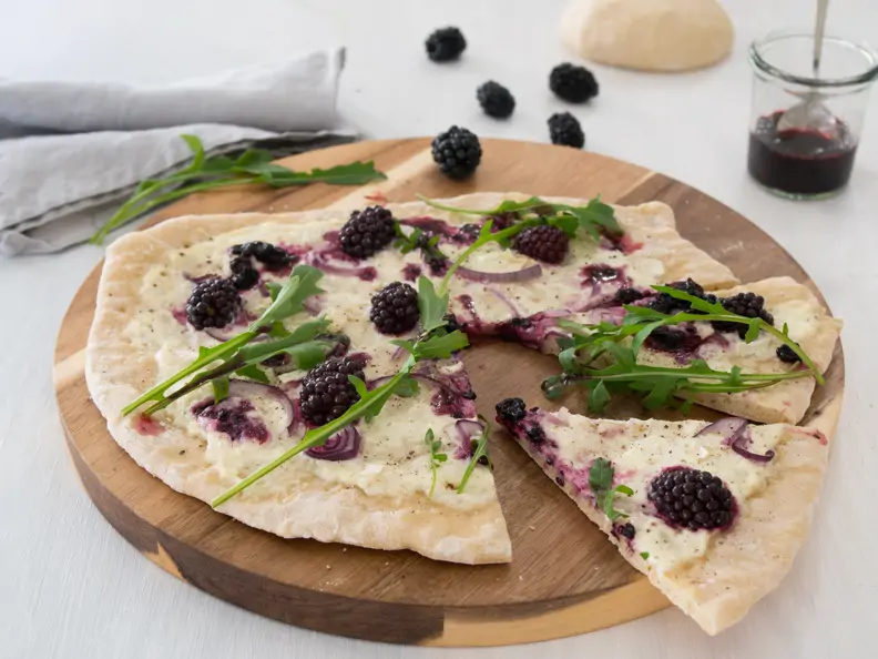 Brombeer-Ziegenkäse-Pizza