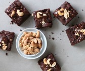 Rohkost-Brownies mit Cashewkernen