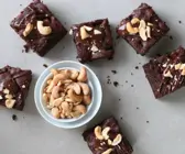Rohkost-Brownies mit Cashewkernen