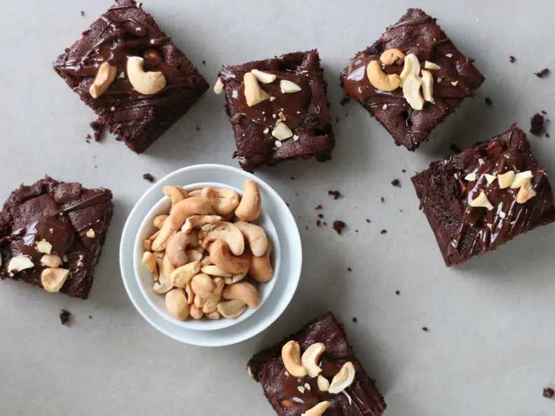 Rohkost-Brownies mit Cashewkernen