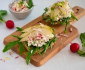 Vollkornbrötchen mit Radieschen-Hüttenkäse und Birne