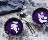 Rotkohlsuppe mit Parmesanflocken