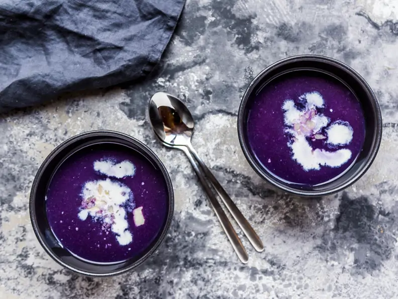Rotkohlsuppe mit Parmesanflocken