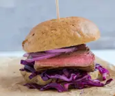 Steakburger mit Rotkohl