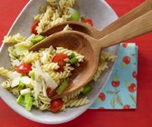 Pasta mit Tomaten, Lauch und Haselnüssen