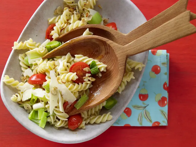 Pasta mit Tomaten, Lauch und Haselnüssen